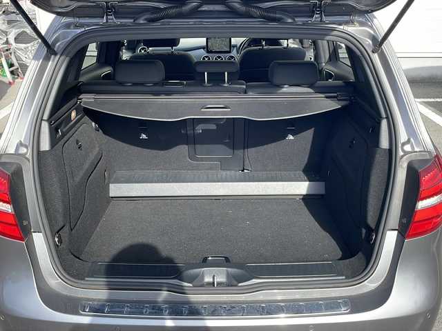 メルセデス・ベンツ Ｂ１８０ 静岡県 2017(平29)年 5.5万km ガンＭ /純正ナビ//CD Bluetooth//バックカメラ//ディスタンスパイロット//LEDヘッドライト//キーレスゴー//シートヒーター//純正16インチAW//ブラインドスポットモニター