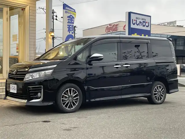 トヨタ ヴォクシー ZS 煌 秋田県 2016(平28)年 13.8万km ブラック (株)IDOMが運営する【じしゃロン秋田店】の自社ローン専用車両になりますこちらは現金またはオートローンご利用時の価格です。自社ローンご希望の方は別途その旨お申付け下さい/Toyota Safety Sense C/プリクラッシュセーフティシステム/レーンディパチャーアラート/オートマチックハイビーム/純正SDナビ【CD/DVD/SD/Bluetooth】/バックカメラ/フルセグTV/ETC/両側パワースライドドア/前後コーナーセンサー/LEDヘッドライト