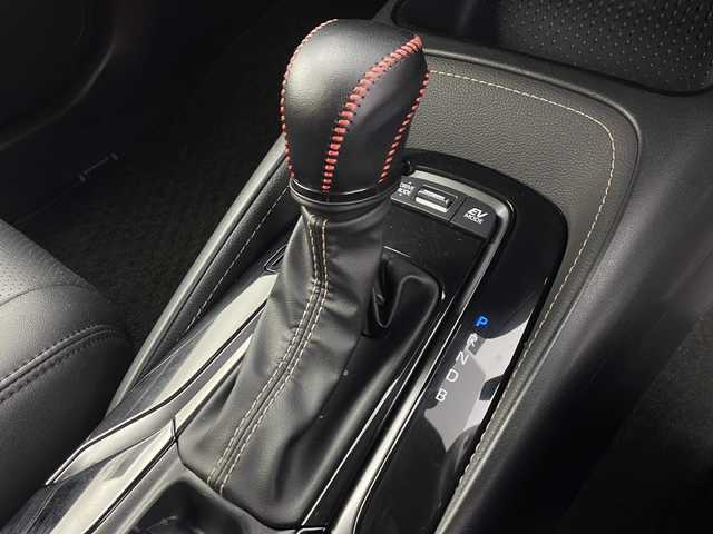 トヨタ カローラツーリング ハイブリッド ダブルバイビー 愛知県 2023(令5)年 7万km プラチナホワイトパールマイカ 禁煙車/純正10.5インチディスプレイオーディオ/(AM/FM/フルセグ)/ブラインドスポットモニター/エアロ(モデリスタ)/バックカメラ/ビルトインＥＴＣ/追従付きクルーズコントロール/純正17インチアルミホイール/ハーフレザーシート/レザーシートカバー/ウィンカー付き電動格納ミラー/ステアリングスイッチ/革巻きステアリング/プッシュスタート/スマートキー/スペアキー/純正フロアマット/純正ドアバイザー/取扱説明書/ナビ取扱説明書