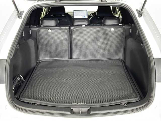 トヨタ カローラツーリング ハイブリッド ダブルバイビー 愛知県 2023(令5)年 7万km プラチナホワイトパールマイカ 禁煙車/純正10.5インチディスプレイオーディオ/(AM/FM/フルセグ)/ブラインドスポットモニター/エアロ(モデリスタ)/バックカメラ/ビルトインＥＴＣ/追従付きクルーズコントロール/純正17インチアルミホイール/ハーフレザーシート/レザーシートカバー/ウィンカー付き電動格納ミラー/ステアリングスイッチ/革巻きステアリング/プッシュスタート/スマートキー/スペアキー/純正フロアマット/純正ドアバイザー/取扱説明書/ナビ取扱説明書