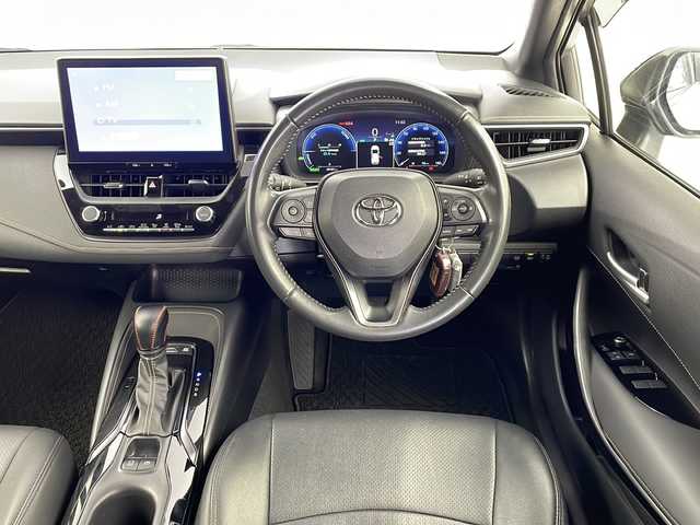 トヨタ カローラツーリング ハイブリッド ダブルバイビー 愛知県 2023(令5)年 7万km プラチナホワイトパールマイカ 禁煙車/純正10.5インチディスプレイオーディオ/(AM/FM/フルセグ)/ブラインドスポットモニター/エアロ(モデリスタ)/バックカメラ/ビルトインＥＴＣ/追従付きクルーズコントロール/純正17インチアルミホイール/ハーフレザーシート/レザーシートカバー/ウィンカー付き電動格納ミラー/ステアリングスイッチ/革巻きステアリング/プッシュスタート/スマートキー/スペアキー/純正フロアマット/純正ドアバイザー/取扱説明書/ナビ取扱説明書