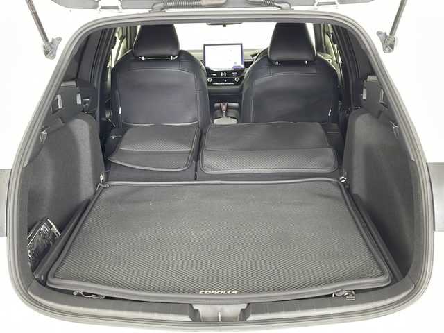 トヨタ カローラツーリング ハイブリッド ダブルバイビー 愛知県 2023(令5)年 7万km プラチナホワイトパールマイカ 禁煙車/純正10.5インチディスプレイオーディオ/(AM/FM/フルセグ)/ブラインドスポットモニター/エアロ(モデリスタ)/バックカメラ/ビルトインＥＴＣ/追従付きクルーズコントロール/純正17インチアルミホイール/ハーフレザーシート/レザーシートカバー/ウィンカー付き電動格納ミラー/ステアリングスイッチ/革巻きステアリング/プッシュスタート/スマートキー/スペアキー/純正フロアマット/純正ドアバイザー/取扱説明書/ナビ取扱説明書