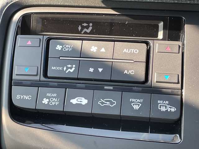 ホンダ ステップワゴン スパーダ ホンダセンシング 愛媛県 2016(平28)年 4.8万km ホワイトオーキッドパール ワンオーナー/純正9インチナビ/（フルセグ/AM/FM/Bluetooth/DVD)/ホンダセンシング/・衝突軽減ブレーキ/・誤発進抑制機能/・車線維持支援システム/・オートクルーズコントロール/両側パワースライドドア/バックカメラ/ETC/パドルシフト/オートライト/純正16インチアルミホイール/純正フロアマット/スマートキー×２