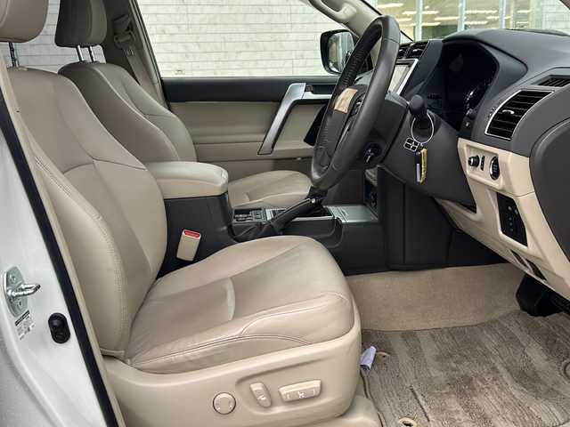 トヨタ ランドクルーザー プラド TX Lパッケージ 鳥取県 2017(平29)年 6.9万km ホワイトパールクリスタルシャイン ワンオーナー/フルタイム４WD/社外ナビ(ＫＥＮＷＯＯＤ、ＭＤＶ－Ｍ８０５Ｌ)/AM/FM、CD/DVD/Bluetooth、iPod/フルセグテレビ/純正１９インチアルミ４本積み込み/バックカメラ/クルーズコントロール/サンルーフ/ドアバイザー/プッシュスタート/ETC/ドライブレコーダー