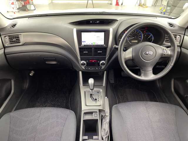 スバル フォレスター 2．0XS 福島県 2010(平22)年 10.2万km サテンホワイトパール /４WD//社外ナビ、TV（ワンセグ）、CD/　　　カロッツェリア（AVIC-MRZ07）//社外ドライブレコーダー（前後）//ビルトインETC//社外エンジンスターター//クルーズコントロール//運助シートヒーター//USB、AUX端子//純正フロアマット//キセノンヘッドライト//社外アルミホイール＋/　　　スタッドレスタイヤ４本車載//取説、保証書//スペアキー１本あり