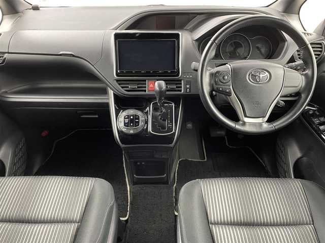 トヨタ ヴォクシー ZS 煌Ⅱ 宮城県 2019(平31)年 3万km ブラック 純正SDナビゲーション/型式：NSZT-Y68T/【CD/DVD/Bluetooth/フルセグTV】/・バックカメラ/・ビルトインETC2.0/・純正前方ドライブレコーダー/・TVキャンセラー/トヨタセーフティセンス/・プリクラッシュセーフティ/・レーンディパーチャーアラート/・先行車発進お知らせ機能/・オートマチックハイビーム/クルーズコントロール/両側パワースライドドア/純正16インチアルミホイール/純正フロアマット/純正ドアバイザー/革巻きステアリング/・ステアリングスイッチ/アイドリングストップ/プッシュスタート/・スマートキー/・スペアキー/オートライト/・LEDヘッドライト/・LEDフロントフォグライト/左右独立エアコン/MTモード付AT/電動格納ウィンカーミラー