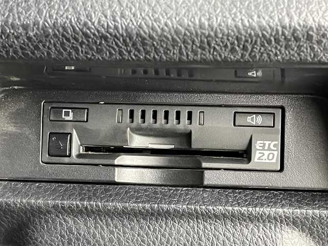 トヨタ ヴォクシー ZS 煌Ⅱ 宮城県 2019(平31)年 3万km ブラック 純正SDナビゲーション/型式：NSZT-Y68T/【CD/DVD/Bluetooth/フルセグTV】/・バックカメラ/・ビルトインETC2.0/・純正前方ドライブレコーダー/・TVキャンセラー/トヨタセーフティセンス/・プリクラッシュセーフティ/・レーンディパーチャーアラート/・先行車発進お知らせ機能/・オートマチックハイビーム/クルーズコントロール/両側パワースライドドア/純正16インチアルミホイール/純正フロアマット/純正ドアバイザー/革巻きステアリング/・ステアリングスイッチ/アイドリングストップ/プッシュスタート/・スマートキー/・スペアキー/オートライト/・LEDヘッドライト/・LEDフロントフォグライト/左右独立エアコン/MTモード付AT/電動格納ウィンカーミラー