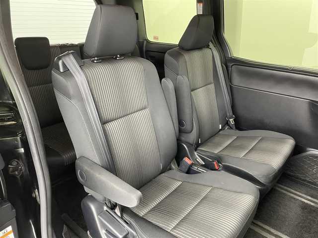 トヨタ ヴォクシー ZS 煌Ⅱ 宮城県 2019(平31)年 3万km ブラック 純正SDナビゲーション/型式：NSZT-Y68T/【CD/DVD/Bluetooth/フルセグTV】/・バックカメラ/・ビルトインETC2.0/・純正前方ドライブレコーダー/・TVキャンセラー/トヨタセーフティセンス/・プリクラッシュセーフティ/・レーンディパーチャーアラート/・先行車発進お知らせ機能/・オートマチックハイビーム/クルーズコントロール/両側パワースライドドア/純正16インチアルミホイール/純正フロアマット/純正ドアバイザー/革巻きステアリング/・ステアリングスイッチ/アイドリングストップ/プッシュスタート/・スマートキー/・スペアキー/オートライト/・LEDヘッドライト/・LEDフロントフォグライト/左右独立エアコン/MTモード付AT/電動格納ウィンカーミラー