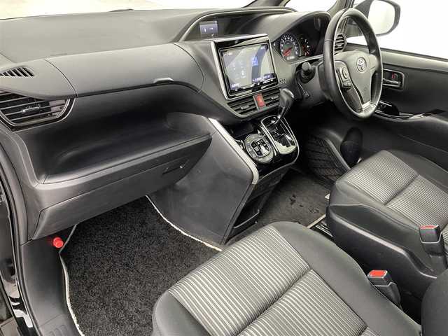 トヨタ ヴォクシー ZS 煌Ⅱ 宮城県 2019(平31)年 3万km ブラック 純正SDナビゲーション/型式：NSZT-Y68T/【CD/DVD/Bluetooth/フルセグTV】/・バックカメラ/・ビルトインETC2.0/・純正前方ドライブレコーダー/・TVキャンセラー/トヨタセーフティセンス/・プリクラッシュセーフティ/・レーンディパーチャーアラート/・先行車発進お知らせ機能/・オートマチックハイビーム/クルーズコントロール/両側パワースライドドア/純正16インチアルミホイール/純正フロアマット/純正ドアバイザー/革巻きステアリング/・ステアリングスイッチ/アイドリングストップ/プッシュスタート/・スマートキー/・スペアキー/オートライト/・LEDヘッドライト/・LEDフロントフォグライト/左右独立エアコン/MTモード付AT/電動格納ウィンカーミラー