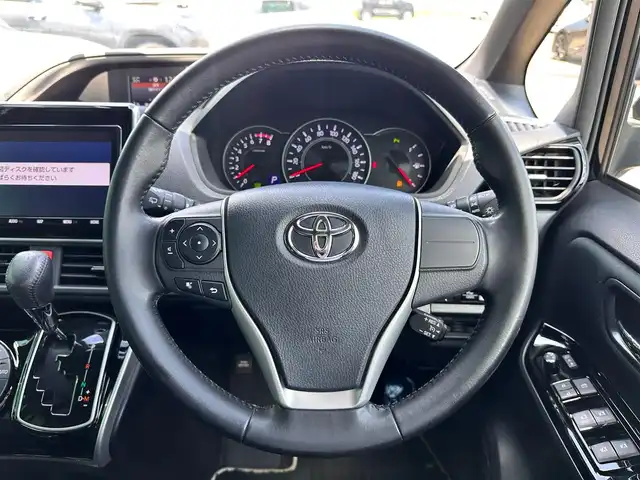 トヨタ ヴォクシー ZS 煌Ⅱ 宮城県 2019(平31)年 3万km ブラック セーフティセンス/・プリクラッシュセーフティ/・レーンディパーチャーアラート/・オートマチックハイビーム/・先行車発進告知機能/インテリジェントクリアランスソナー/純正9インチナビ（NSZT-Y68T）/・CD/DVD/・Bluetooth/・フルセグTV/バックカメラ/ビルトインETC2.0/ドライブレコーダー/両側パワースライドドア/革巻きステアリング/クルーズコントロール/ステアリングスイッチ/MTモード付AT/LEDヘッドランプ/フォグランプ/オートライト/スマートキー＆プッシュスタート/スペアキー/電動格納ミラー/純正16インチAW/純正フロアマット/純正ドアバイザー/Wエアバッグ