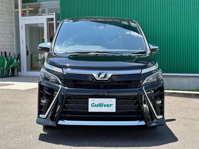 トヨタ ヴォクシー ZS 煌Ⅱ 宮城県 2019(平31)年 3万km ブラック セーフティセンス/・プリクラッシュセーフティ/・レーンディパーチャーアラート/・オートマチックハイビーム/・先行車発進告知機能/インテリジェントクリアランスソナー/純正9インチナビ（NSZT-Y68T）/・CD/DVD/・Bluetooth/・フルセグTV/バックカメラ/ビルトインETC2.0/ドライブレコーダー/両側パワースライドドア/革巻きステアリング/クルーズコントロール/ステアリングスイッチ/MTモード付AT/LEDヘッドランプ/フォグランプ/オートライト/スマートキー＆プッシュスタート/スペアキー/電動格納ミラー/純正16インチAW/純正フロアマット/純正ドアバイザー/Wエアバッグ