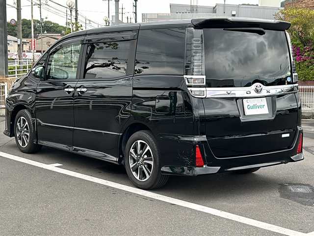 トヨタ ヴォクシー ZS 煌 岡山県 2017(平29)年 3.4万km ブラック 純正大画面10インチメモリーナビ/CD/DVD/SD/Bluetooth/フルセグTV/純正12.1インチ後席用フリップダウンモニター/バックカメラ/両側パワースライドドア/LEDオートヘッドライト/クルーズコントロール/プリクラッシュセーフティ/レーンディパーチャーアラート/オートマチックハイビーム/先行車発進告知/ETC/プッシュスタート/スマートキー×2/禁煙車片側パワースライドドア
