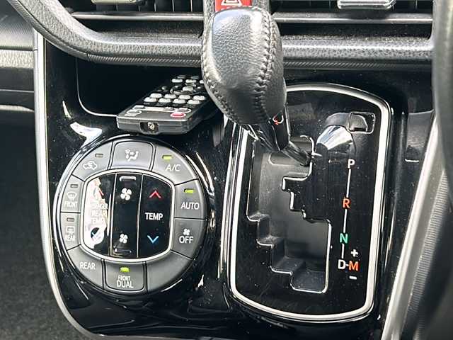 トヨタ ヴォクシー ZS 煌 岡山県 2017(平29)年 3.4万km ブラック 純正大画面10インチメモリーナビ/CD/DVD/SD/Bluetooth/フルセグTV/純正12.1インチ後席用フリップダウンモニター/バックカメラ/両側パワースライドドア/LEDオートヘッドライト/クルーズコントロール/プリクラッシュセーフティ/レーンディパーチャーアラート/オートマチックハイビーム/先行車発進告知/ETC/プッシュスタート/スマートキー×2/禁煙車片側パワースライドドア