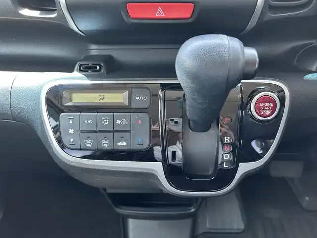 ホンダ Ｎ ＢＯＸ G Lパッケージ 島根県 2015(平27)年 6.5万km プレミアムホワイトパール 社外メモリナビ（AVIC-RZ05)/ワンセグテレビ・Bluetoothオーディオ・CD・DVD/バックカメラ/アイドリングストップ/横滑り防止装置/ウィンカーミラー/ドアバイザー/スマートキー/プッシュスタート/片側パワースライドドア/ETC/純正１４インチアルミホイール/社外フロアマット/スペアキー/スタッドレスタイヤ（積込）