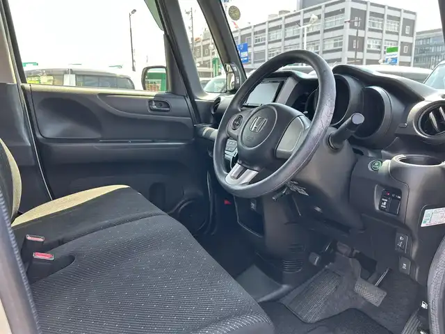 ホンダ Ｎ ＢＯＸ G Lパッケージ 島根県 2015(平27)年 6.5万km プレミアムホワイトパール 社外メモリナビ（AVIC-RZ05)/ワンセグテレビ・Bluetoothオーディオ・CD・DVD/バックカメラ/アイドリングストップ/横滑り防止装置/ウィンカーミラー/ドアバイザー/スマートキー/プッシュスタート/片側パワースライドドア/ETC/純正１４インチアルミホイール/社外フロアマット/スペアキー/スタッドレスタイヤ（積込）