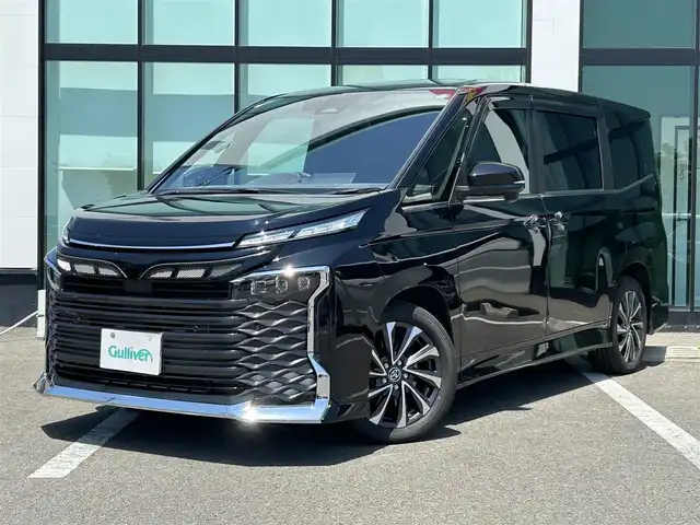 トヨタ ヴォクシー S－Z 和歌山県 2023(令5)年 6.2万km アティチュードブラックマイカ 純正10.5インチメーカーナビ/純正フリップダウンモニター/フルセグTV/バックカメラ/（BT/CD/DVD)/プリクラッシュセーフティー/レーダークルーズコントロール/レーンディパーチャーアラート/オートマチックハイビーム/クリアランスソナー/両側パワースライドドア/快適利便パッケージ/社外グリル/純正アルミホイール/ビルトインETC2.0/シートヒーター/ステアリングヒーター/LEDオートヘッドライト/スマートキー×2/禁煙車