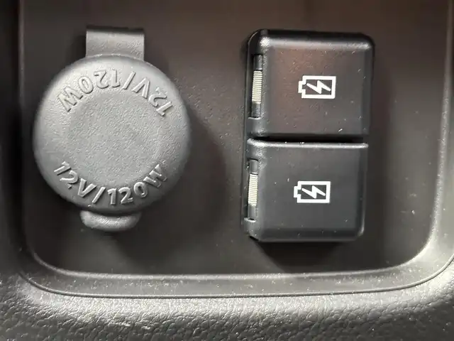 スズキ ハスラー HYBRID X 奈良県 2023(令5)年 0.6万km ピュアホワイトパール/ガンメタリック2トーン 純正9インチナビ(フルセグTV/CD/DVD/AM・FM/BT/AppleCarPlay/AndroidAuto)/アラウンドビューモニター/ビルトインETC/前後ドラレコ/シートヒーター(D/N席)/クルーズコントロール/デュアルカメラブレーキサポート/後退時ブレーキサポート/誤発進抑制機能/車線逸脱抑制機能/先行車発進お知らせ機能/ふらつき警報機能/アイドリングストップ機能/360°プレミアムUV＆IRカットガラス/ナノイーX搭載フルオートエアコン/LEDヘッドライト/純正15インチアルミホイール/純正フロアマット/スペアキー/保証書/取扱説明書