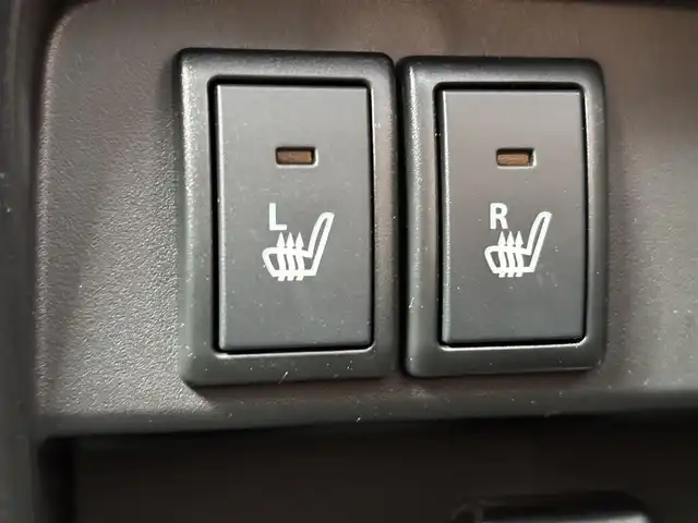 スズキ ハスラー HYBRID X 奈良県 2023(令5)年 0.6万km ピュアホワイトパール/ガンメタリック2トーン 純正9インチナビ(フルセグTV/CD/DVD/AM・FM/BT/AppleCarPlay/AndroidAuto)/アラウンドビューモニター/ビルトインETC/前後ドラレコ/シートヒーター(D/N席)/クルーズコントロール/デュアルカメラブレーキサポート/後退時ブレーキサポート/誤発進抑制機能/車線逸脱抑制機能/先行車発進お知らせ機能/ふらつき警報機能/アイドリングストップ機能/360°プレミアムUV＆IRカットガラス/ナノイーX搭載フルオートエアコン/LEDヘッドライト/純正15インチアルミホイール/純正フロアマット/スペアキー/保証書/取扱説明書
