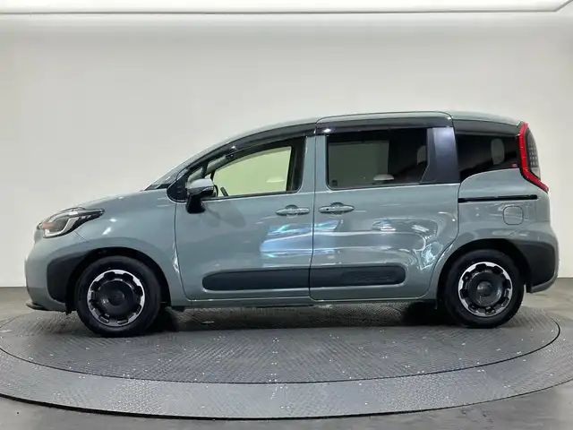 トヨタ シエンタ ハイブリッド Z 愛媛県 2023(令5)年 0.8万km アーバンカーキ ・１０．５型ナビ/（フルセグＴＶ・ＢＴ・ＦＭ・ＡＭ・ＵＳＢ・ＣＤ・ＤＶＤ）/・全方位カメラ　/・前後ドラレコ　/・ＥＴＣ　/・両側パワースライドドア　/・衝突軽減ブレーキ　/・レーンキープアシスト　/・レーダークルーズコントロール/・100V充電