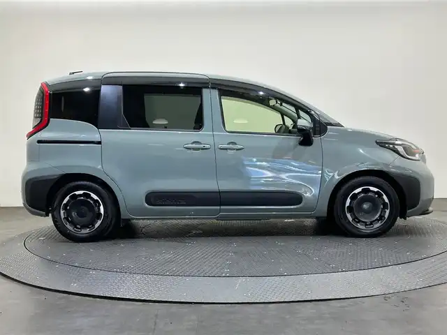 トヨタ シエンタ ハイブリッド Z 愛媛県 2023(令5)年 0.8万km アーバンカーキ ・１０．５型ナビ/（フルセグＴＶ・ＢＴ・ＦＭ・ＡＭ・ＵＳＢ・ＣＤ・ＤＶＤ）/・全方位カメラ　/・前後ドラレコ　/・ＥＴＣ　/・両側パワースライドドア　/・衝突軽減ブレーキ　/・レーンキープアシスト　/・レーダークルーズコントロール/・100V充電