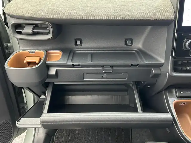 トヨタ シエンタ ハイブリッド Z 愛媛県 2023(令5)年 0.8万km アーバンカーキ ・１０．５型ナビ/（フルセグＴＶ・ＢＴ・ＦＭ・ＡＭ・ＵＳＢ・ＣＤ・ＤＶＤ）/・全方位カメラ　/・前後ドラレコ　/・ＥＴＣ　/・両側パワースライドドア　/・衝突軽減ブレーキ　/・レーンキープアシスト　/・レーダークルーズコントロール/・100V充電