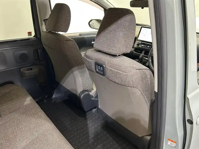 トヨタ シエンタ ハイブリッド Z 愛媛県 2023(令5)年 0.8万km アーバンカーキ ・１０．５型ナビ/（フルセグＴＶ・ＢＴ・ＦＭ・ＡＭ・ＵＳＢ・ＣＤ・ＤＶＤ）/・全方位カメラ　/・前後ドラレコ　/・ＥＴＣ　/・両側パワースライドドア　/・衝突軽減ブレーキ　/・レーンキープアシスト　/・レーダークルーズコントロール/・100V充電