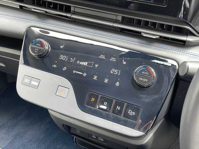 日産 セレナ e－パワー オーテック 東京都 2023(令5)年 0.6万km ダイヤモンドブラック ワンオーナー/フルセグTV/B・T/AM/FM/HDMI//アラウンドビューモニター/インテリジェントエマージェンシーブレーキ/プロパイロット/両側パワースライドドア/デジタルインナーミラー/ブラインドスポットモニター/革シート/シートヒーター1.2列目/ステアリングヒーター/両側パワースライドドア/ハンドルサポート/LEDヘッドライト/フォグライト/ETC