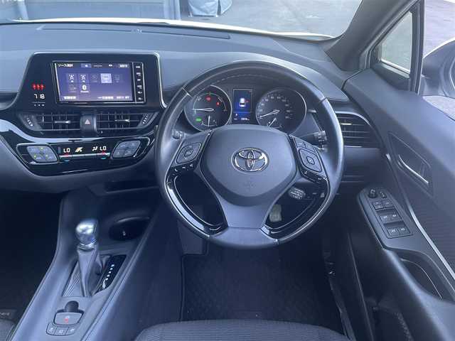 トヨタ Ｃ－ＨＲ G 愛知県 2018(平30)年 5.6万km ホワイトパールクリスタルシャイン トヨタセーフティセンス/　　・プリクラッシュセーフティ/　　・レーンディバーチャーアラート/　　・レーントレーシングアシスト/　　・レーダークルーズコントロール/　　・オートマチックハイビーム/　　・ロードサインアシスト/純正7インチナビ/　　・CD/DVD/フルセグ/BT/バックカメラ/ドライブレコーダー/ビルトインETC/ステアリングリモコン/純正フロアマット/純正17インチアルミホイール/純正LEDヘッドライト/デイライト/シーケンシャルランプ