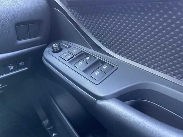 トヨタ Ｃ－ＨＲ G 愛知県 2018(平30)年 5.6万km ホワイトパールクリスタルシャイン トヨタセーフティセンス/　　・プリクラッシュセーフティ/　　・レーンディバーチャーアラート/　　・レーントレーシングアシスト/　　・レーダークルーズコントロール/　　・オートマチックハイビーム/　　・ロードサインアシスト/純正7インチナビ/　　・CD/DVD/フルセグ/BT/バックカメラ/ドライブレコーダー/ビルトインETC/ステアリングリモコン/純正フロアマット/純正17インチアルミホイール/純正LEDヘッドライト/デイライト/シーケンシャルランプ