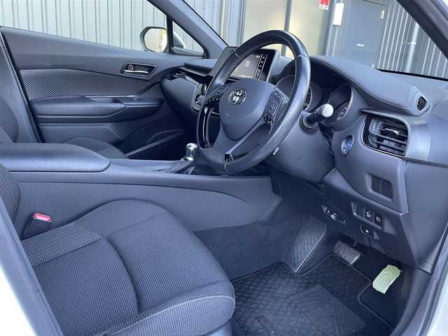 トヨタ Ｃ－ＨＲ G 愛知県 2018(平30)年 5.6万km ホワイトパールクリスタルシャイン トヨタセーフティセンス/　　・プリクラッシュセーフティ/　　・レーンディバーチャーアラート/　　・レーントレーシングアシスト/　　・レーダークルーズコントロール/　　・オートマチックハイビーム/　　・ロードサインアシスト/純正7インチナビ/　　・CD/DVD/フルセグ/BT/バックカメラ/ドライブレコーダー/ビルトインETC/ステアリングリモコン/純正フロアマット/純正17インチアルミホイール/純正LEDヘッドライト/デイライト/シーケンシャルランプ