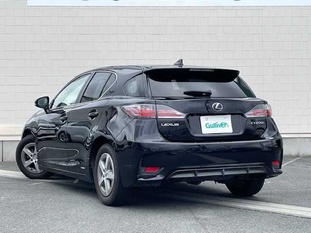 レクサス ＣＴ 200h 大分県 2015(平27)年 8.5万km ブラックオパールマイカ ●純正ナビ/(フルセグ/CD/DVD/AUX/Bluetooth)/(M76172)/●バックカメラ/●運転席シートヒーター/●オートライト/●フォグランプ/●革巻きステアリング/●ステアリングスイッチ/●パドルシフト/●電動格納ウインカーミラー/●純正フロアマット/●前方ドライブレコーダー/●レベライザー/●プッシュスタート/●スマートキー/●スペアキー１本/●W+サイド+カーテンSRS+ABS/●保証書/●取扱説明書