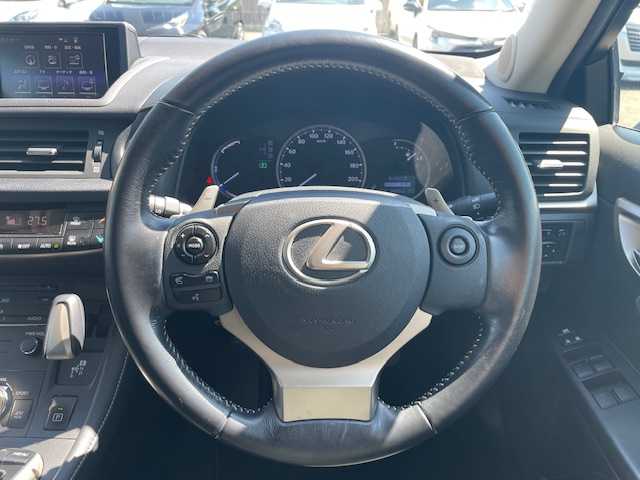 レクサス ＣＴ 200h 大分県 2015(平27)年 8.5万km ブラックオパールマイカ ●純正ナビ/(フルセグ/CD/DVD/AUX/Bluetooth)/(M76172)/●バックカメラ/●運転席シートヒーター/●オートライト/●フォグランプ/●革巻きステアリング/●ステアリングスイッチ/●パドルシフト/●電動格納ウインカーミラー/●純正フロアマット/●前方ドライブレコーダー/●レベライザー/●プッシュスタート/●スマートキー/●スペアキー１本/●W+サイド+カーテンSRS+ABS/●保証書/●取扱説明書