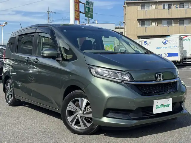 ホンダ フリード＋ G ホンダセンシング 千葉県 2021(令3)年 2.7万km シルバーミストグリーンM ワンオーナー/ホンダセンシング/・衝突被害軽減ブレーキ/・誤発進抑制機能/・車線逸脱防止支援システム/・アダプティブクルーズコントロール/コーナーセンサー/カーテンエアバッグ/LEDヘッドライト/純正9インチメモリナビ/Bluetooth/CD＆DVD再生/バックカメラ/フルセグTV/AM・FMラジオ/ETC/前後ドライブレコーダー/両側パワースライドドア/純正フロアマット/ハーフレザーシート/D＋N席シートヒーター/革巻きステアリング/純正15インチアルミホイール/ドアバイザー/プッシュスタート/スマートキー/スペアキー/取扱説明書＆保証書/R7年記録簿