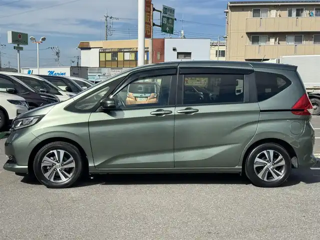 ホンダ フリード＋ G ホンダセンシング 千葉県 2021(令3)年 2.7万km シルバーミストグリーンM ワンオーナー/ホンダセンシング/・衝突被害軽減ブレーキ/・誤発進抑制機能/・車線逸脱防止支援システム/・アダプティブクルーズコントロール/コーナーセンサー/カーテンエアバッグ/LEDヘッドライト/純正9インチメモリナビ/Bluetooth/CD＆DVD再生/バックカメラ/フルセグTV/AM・FMラジオ/ETC/前後ドライブレコーダー/両側パワースライドドア/純正フロアマット/ハーフレザーシート/D＋N席シートヒーター/革巻きステアリング/純正15インチアルミホイール/ドアバイザー/プッシュスタート/スマートキー/スペアキー/取扱説明書＆保証書/R7年記録簿