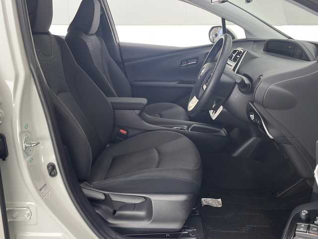 トヨタ プリウス Sセーフティプラス 熊本県 2016(平28)年 2.6万km ホワイトパールクリスタルシャイン 禁煙車/トヨタセーフティセンス/純正ナビTV/（NSCD-W66/CD/Bluetooth/ワンセグTV)/純正バックカメラ/純正ビルトインETC/純正LEDオートライト/純正LEDフォグ/純正モデリスタエアロ/純正オートアラーム/純正フロアマット/社外19インチアルミ/社外RS-R車高調/アダプティブクルーズコントロール/レーンディパーチャーアラート/ヘッドアップディスプレイ/パーキングアシスト/オートエアコン/オート電動格納ミラー/スマートキー/プッシュエンジンスタート/スペアキー/新車時保証書/取扱い説明書