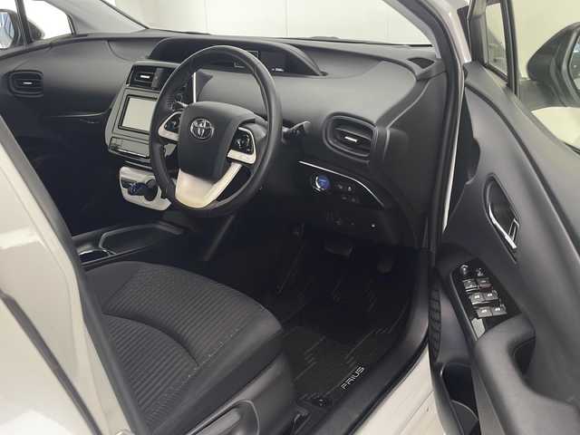 トヨタ プリウス Sセーフティプラス 熊本県 2016(平28)年 2.6万km ホワイトパールクリスタルシャイン 禁煙車/トヨタセーフティセンス/純正ナビTV/（NSCD-W66/CD/Bluetooth/ワンセグTV)/純正バックカメラ/純正ビルトインETC/純正LEDオートライト/純正LEDフォグ/純正モデリスタエアロ/純正オートアラーム/純正フロアマット/社外19インチアルミ/社外RS-R車高調/アダプティブクルーズコントロール/レーンディパーチャーアラート/ヘッドアップディスプレイ/パーキングアシスト/オートエアコン/オート電動格納ミラー/スマートキー/プッシュエンジンスタート/スペアキー/新車時保証書/取扱い説明書