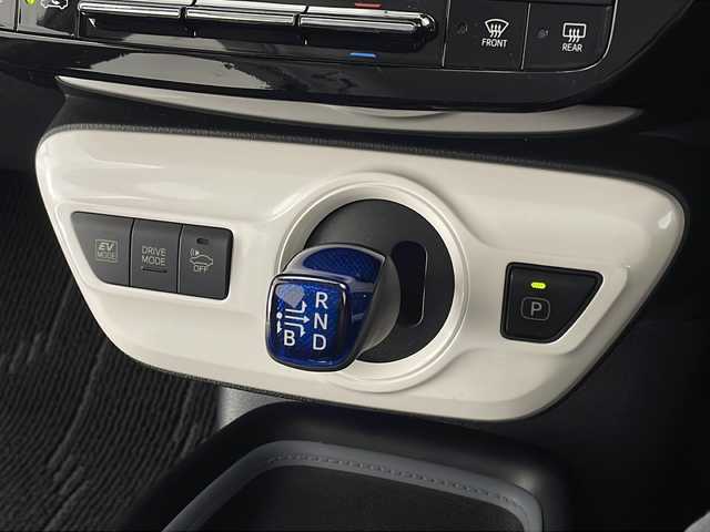 トヨタ プリウス Sセーフティプラス 熊本県 2016(平28)年 2.6万km ホワイトパールクリスタルシャイン 禁煙車/トヨタセーフティセンス/純正ナビTV/（NSCD-W66/CD/Bluetooth/ワンセグTV)/純正バックカメラ/純正ビルトインETC/純正LEDオートライト/純正LEDフォグ/純正モデリスタエアロ/純正オートアラーム/純正フロアマット/社外19インチアルミ/社外RS-R車高調/アダプティブクルーズコントロール/レーンディパーチャーアラート/ヘッドアップディスプレイ/パーキングアシスト/オートエアコン/オート電動格納ミラー/スマートキー/プッシュエンジンスタート/スペアキー/新車時保証書/取扱い説明書