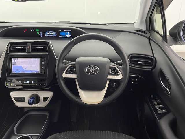 トヨタ プリウス Sセーフティプラス 熊本県 2016(平28)年 2.6万km ホワイトパールクリスタルシャイン 禁煙車/トヨタセーフティセンス/純正ナビTV/（NSCD-W66/CD/Bluetooth/ワンセグTV)/純正バックカメラ/純正ビルトインETC/純正LEDオートライト/純正LEDフォグ/純正モデリスタエアロ/純正オートアラーム/純正フロアマット/社外19インチアルミ/社外RS-R車高調/アダプティブクルーズコントロール/レーンディパーチャーアラート/ヘッドアップディスプレイ/パーキングアシスト/オートエアコン/オート電動格納ミラー/スマートキー/プッシュエンジンスタート/スペアキー/新車時保証書/取扱い説明書