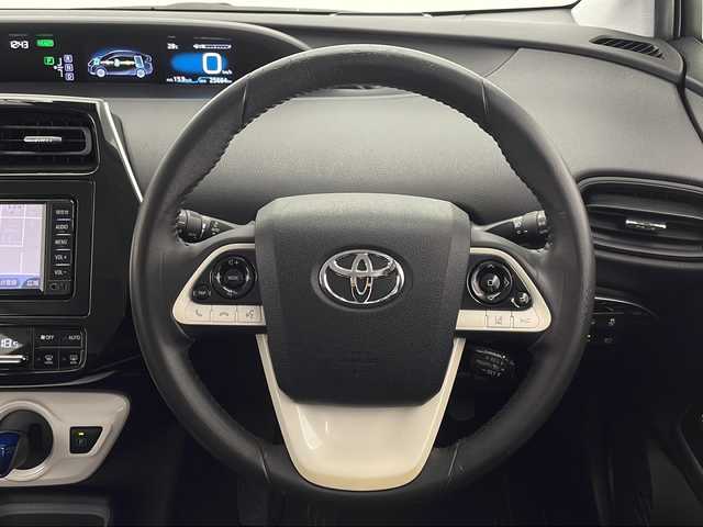 トヨタ プリウス Sセーフティプラス 熊本県 2016(平28)年 2.6万km ホワイトパールクリスタルシャイン 禁煙車/トヨタセーフティセンス/純正ナビTV/（NSCD-W66/CD/Bluetooth/ワンセグTV)/純正バックカメラ/純正ビルトインETC/純正LEDオートライト/純正LEDフォグ/純正モデリスタエアロ/純正オートアラーム/純正フロアマット/社外19インチアルミ/社外RS-R車高調/アダプティブクルーズコントロール/レーンディパーチャーアラート/ヘッドアップディスプレイ/パーキングアシスト/オートエアコン/オート電動格納ミラー/スマートキー/プッシュエンジンスタート/スペアキー/新車時保証書/取扱い説明書