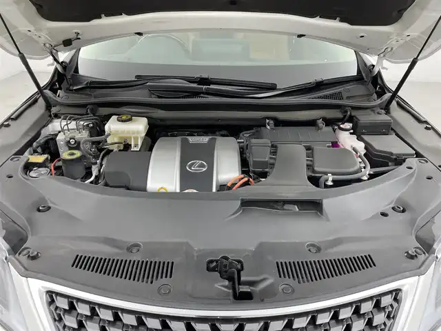 レクサス ＲＸ 450h バージョンL 群馬県 2022(令4)年 5.2万km ソニッククォーツ パノラマルーフ（チルト＆アウタースライド式）/アクセサリーコンセント（AC100V）/本木目+本革ステアリング（パドルシフト付）/＝＝＝＝＝/純正12.3インチナビ/・AM/FM/CD/DVD/Blu-ray/フルセグTV/SD/サウンドライブラリ/USB/AUX/Bluetooth/Miracast/AppleCarPlay/AndroidAuto/パノラミックビューモニター/オーカー内装/ステアリングヒーター/前席パワーシート/メモリー機能/シートヒーター/シートベンチレーション/後席パワーリクライニング/電動格納/シートヒーター/レクサスセーフティシステム/・プリクラッシュセーフティ/・レーントレーシングアシスト/・オートマチックハイビーム/・レーダークルーズコントロール（全車速追従機能付）/・ロードサインアシスト/ブラインドスポットモニター/パーキングサポートブレーキ（静止物+後方接近車両）/パワーバックドア/三眼フルLEDヘッドランプ/LEDシーケンシャルターンランプ