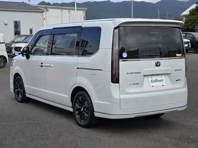 ホンダ ステップワゴン スパーダ eHEV 鹿児島県 2022(令4)年 5.1万km プラチナホワイトパール 無限ドアハンドルプロテクター/無限メタルロゴエンブレム/社外ウィンドウメッキモール/後席フリップダウンモニター　/前後純正ドライブレコーダー　/ビルトインＥＴＣ　/純正メモリーナビ（ＬＸＭ－２３７ＶＦＬｉ）　/Ｂｌｕｅｔｏｏｔｈオーディオ　/レーダークルーズコントロール　/両側パワースライドドア/D+N席シートヒーター/パドルシフト/ＭＴモード付きＡＴ/ＨＤＭＩ入力端子/パワーバックドア/マルチビューカメラシステム/ブラインドスポットインフォメーション/前後コーナーセンサー/プッシュスタート/スマートキー/エアバッグ(W+サイド)/カーテンエアバッグ