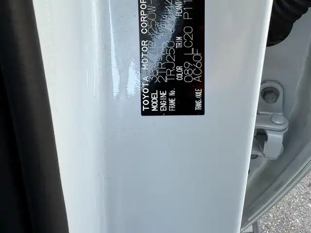 トヨタ ランドクルーザー ２５０ VX 佐賀県 2024(令6)年 1.4万km プラチナホワイトパールマイカ チルト＆スライド電動ムーンルーフ/黒革シート/純正12.3インチディスプレイオーディオ(ナビ機能付)/・フルセグTV/AM/FM/USB/HDMI/Bluetooth/パノラミックビューモニター/前後ドライブレコーダー(ディスプレイ内蔵)/ビルトインETC2.0/デジタルインナーミラー/パワーバックドア(予約ロック機能付)/電子パーキングブレーキ/・AUTO HOLD機能/D席パワーシート/DN席シートヒーター/シートベンチレーション/ISOFIX対応/革巻きステアリング/ステアリングヒーター/ステアリングリモコン/JAOSサイドステップ/JAOSフェンダーガーニッシュ/JAOSフロントバンパーガード/JAOSスキッドプレート/純正18インチアルミホイール/純正LEDヘッドライト/・オートマチックハイビーム/純正LEDフォグランプ/リヤフォグランプ/純正フロアマット/新車保証書/スペアキー１本/トヨタセーフティセンス/・レーダークルーズコントロール/・レーンディパーチャーアラート/・リヤクロストラフィックアラート/・ブラインドスポットモニター/・クリアランスソナー/・安心降車アシスト