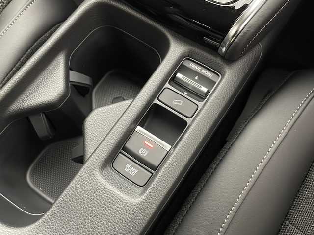 ホンダ ヴェゼル ハイブリッド e:HEV Z 愛知県 2025(令7)年 0.1千km プラチナホワイトパール /R7年10月登録済未使用車//純正HondaCONNECTナビ//フルセグTV/AMFM/Bluetooth/USB//AppleCarPlay/AndroidAuto//ビルトインETC2.0//バックカメラ//HondaSENSING//アダプティブクルーズコントロール//パーキングセンサーシステム//ブラインドスポットモニター//アダプティブドライビングビーム//後退出庫サポート//フルLEDヘッドランプ//オートライト//LEDアクティブコーナリングライト//LEDフォグランプ//フルLEDリアコンビランプ//ハンズフリーパワーテールゲート//プライムスムースコンビシート//前席シートヒーター//革巻きステアリング//ステアリングスイッチ//ステアリングヒーター//パドルシフト式減速セレクター//純正18インチアルミホイール//電子パーキングブレーキ//ブレーキホールド//ヒルディセントコントロール//プッシュスタート//電動格納ミラー//アイドリングストップ//取扱説明書