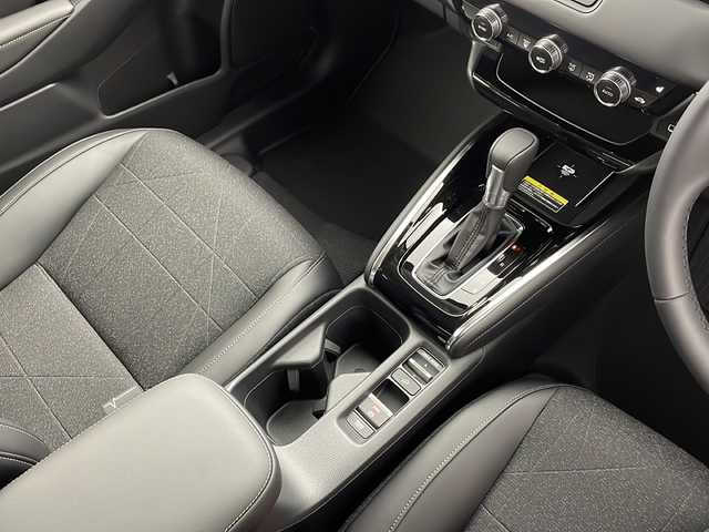 ホンダ ヴェゼル ハイブリッド e:HEV Z 愛知県 2025(令7)年 0.1千km プラチナホワイトパール /R7年10月登録済未使用車//純正HondaCONNECTナビ//フルセグTV/AMFM/Bluetooth/USB//AppleCarPlay/AndroidAuto//ビルトインETC2.0//バックカメラ//HondaSENSING//アダプティブクルーズコントロール//パーキングセンサーシステム//ブラインドスポットモニター//アダプティブドライビングビーム//後退出庫サポート//フルLEDヘッドランプ//オートライト//LEDアクティブコーナリングライト//LEDフォグランプ//フルLEDリアコンビランプ//ハンズフリーパワーテールゲート//プライムスムースコンビシート//前席シートヒーター//革巻きステアリング//ステアリングスイッチ//ステアリングヒーター//パドルシフト式減速セレクター//純正18インチアルミホイール//電子パーキングブレーキ//ブレーキホールド//ヒルディセントコントロール//プッシュスタート//電動格納ミラー//アイドリングストップ//取扱説明書