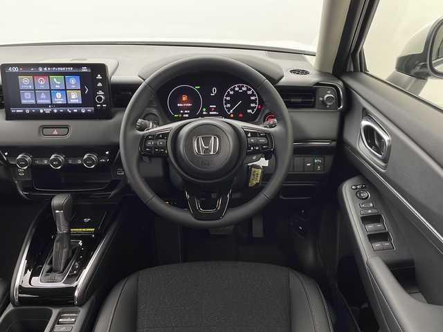 ホンダ ヴェゼル ハイブリッド e:HEV Z 愛知県 2025(令7)年 0.1千km プラチナホワイトパール /R7年10月登録済未使用車//純正HondaCONNECTナビ//フルセグTV/AMFM/Bluetooth/USB//AppleCarPlay/AndroidAuto//ビルトインETC2.0//バックカメラ//HondaSENSING//アダプティブクルーズコントロール//パーキングセンサーシステム//ブラインドスポットモニター//アダプティブドライビングビーム//後退出庫サポート//フルLEDヘッドランプ//オートライト//LEDアクティブコーナリングライト//LEDフォグランプ//フルLEDリアコンビランプ//ハンズフリーパワーテールゲート//プライムスムースコンビシート//前席シートヒーター//革巻きステアリング//ステアリングスイッチ//ステアリングヒーター//パドルシフト式減速セレクター//純正18インチアルミホイール//電子パーキングブレーキ//ブレーキホールド//ヒルディセントコントロール//プッシュスタート//電動格納ミラー//アイドリングストップ//取扱説明書