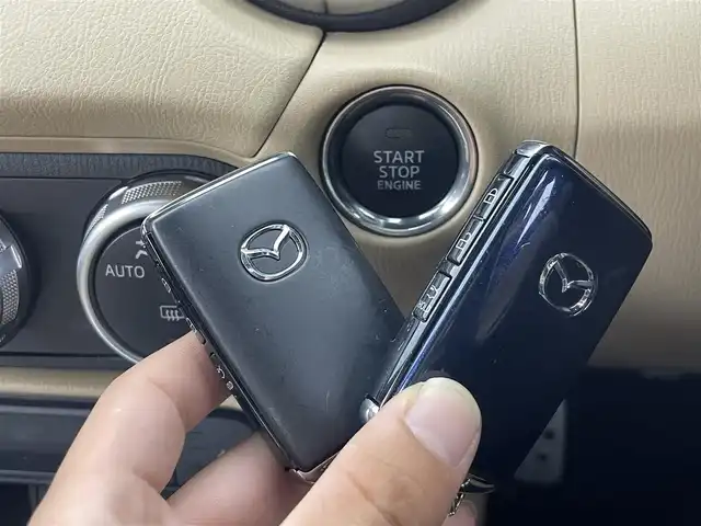 マツダ ロードスター S レザーパッケージ Vセレクション 群馬県 2024(令6)年 0.6万km ディープクリスタルブルーマイカ BOSEプレミアムサウンド/SレザーパッケージVセレクション専用 タンカラーソフトトップ/SレザーパッケージVセレクション専用 ナッパレザーシート(スポーツタン)/SレザーパッケージVセレクション専用 ボディ同色サイドミラー/SレザーパッケージVセレクション専用 16インチ高輝度塗装アルミホイール/＝＝＝＝＝/純正8.8インチセンターディスプレイ/・AM/FM/Bluetooth/USB/AppleCarPlay/AndroidAuto/AmazonAlexa/・バックカメラ/＝＝＝＝＝/６ＭＴ　ＢＯＳＥサウンド　純正８．８インチセンターディスプレイ　バックカメラ　プッシュスタート　スマートキー　ＥＴＣ　ＬＥＤヘッドランプ　シートヒーター　ナッパレザー（スポーツタン）シート　　禁煙車