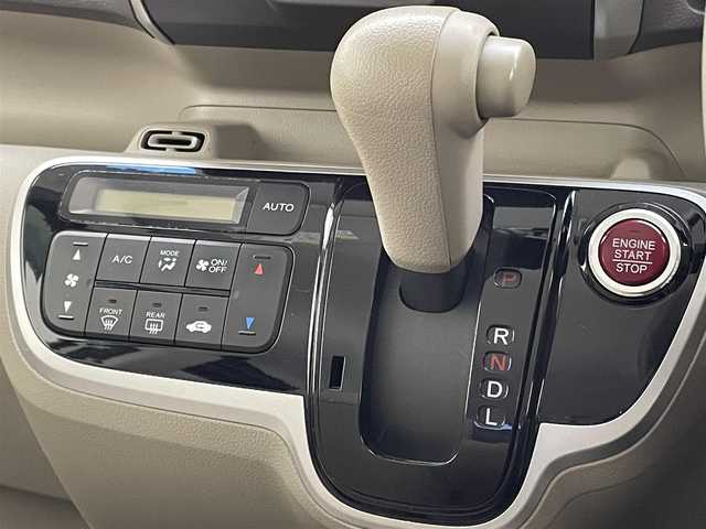 ホンダ Ｎ ＢＯＸ G Lパッケージ 神奈川県 2015(平27)年 8.7万km プレミアムホワイトパール (株)IDOMが運営する【じしゃロン相模原店】の自社ローン対象車両になります。こちらは現金ご利用時の価格です。自社ローンご希望の方は別途その旨お申付け下さい。/純正ナビ/バックモニター/Bluetooth/ETC搭載/左パワースライドドア/ステアリングスイッチ/スマートキー/プッシュエンジンスタート/電動格納ミラー/純正フロアマット/純正アルミホイール