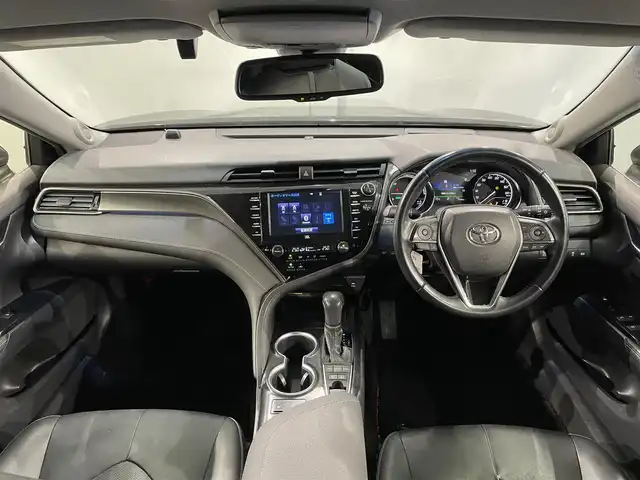 トヨタ カムリ WSレザーパッケージ 愛知県 2018(平30)年 5.8万km アティチュードブラックマイカ 純正8インチナビ/JBLサウンド/衝突軽減ブレーキ/レーダークルーズコントロール/100V電源/ビルトインETC2.0/シートヒーター/LEDヘッドライト/バックカメラ/ドライブレコーダー/ワイヤレス充電/ブラインドスポットモニター/前席パワーシート/フルセグTV/Bluetooth/コーナーセンサー/レーンキープアシスト/オートハイビーム/プッシュスタート/USB接続/スマートキー/CD/DVD再生/ミュージックサーバー/ミュージックプレイヤー接続/フロアマット/純正アルミホイール/オートライト/本革シート/ヘッドアップディスプレイ/禁煙車/パドルシフト/電動格納ミラー/フォグランプ/ステアリングリモコン/横滑り防止装置/寒冷地仕様/リヤクロストラフィックアラート/インテリジェントクリアランスソナー/電動パーキングブレーキ/オートブレーキホールド