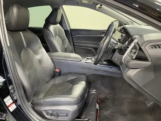 トヨタ カムリ WSレザーパッケージ 愛知県 2018(平30)年 5.8万km アティチュードブラックマイカ 純正8インチナビ/JBLサウンド/衝突軽減ブレーキ/レーダークルーズコントロール/100V電源/ビルトインETC2.0/シートヒーター/LEDヘッドライト/バックカメラ/ドライブレコーダー/ワイヤレス充電/ブラインドスポットモニター/前席パワーシート/フルセグTV/Bluetooth/コーナーセンサー/レーンキープアシスト/オートハイビーム/プッシュスタート/USB接続/スマートキー/CD/DVD再生/ミュージックサーバー/ミュージックプレイヤー接続/フロアマット/純正アルミホイール/オートライト/本革シート/ヘッドアップディスプレイ/禁煙車/パドルシフト/電動格納ミラー/フォグランプ/ステアリングリモコン/横滑り防止装置/寒冷地仕様/リヤクロストラフィックアラート/インテリジェントクリアランスソナー/電動パーキングブレーキ/オートブレーキホールド