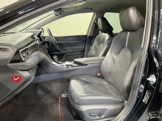 トヨタ カムリ WSレザーパッケージ 愛知県 2018(平30)年 5.8万km アティチュードブラックマイカ 純正8インチナビ/JBLサウンド/衝突軽減ブレーキ/レーダークルーズコントロール/100V電源/ビルトインETC2.0/シートヒーター/LEDヘッドライト/バックカメラ/ドライブレコーダー/ワイヤレス充電/ブラインドスポットモニター/前席パワーシート/フルセグTV/Bluetooth/コーナーセンサー/レーンキープアシスト/オートハイビーム/プッシュスタート/USB接続/スマートキー/CD/DVD再生/ミュージックサーバー/ミュージックプレイヤー接続/フロアマット/純正アルミホイール/オートライト/本革シート/ヘッドアップディスプレイ/禁煙車/パドルシフト/電動格納ミラー/フォグランプ/ステアリングリモコン/横滑り防止装置/寒冷地仕様/リヤクロストラフィックアラート/インテリジェントクリアランスソナー/電動パーキングブレーキ/オートブレーキホールド